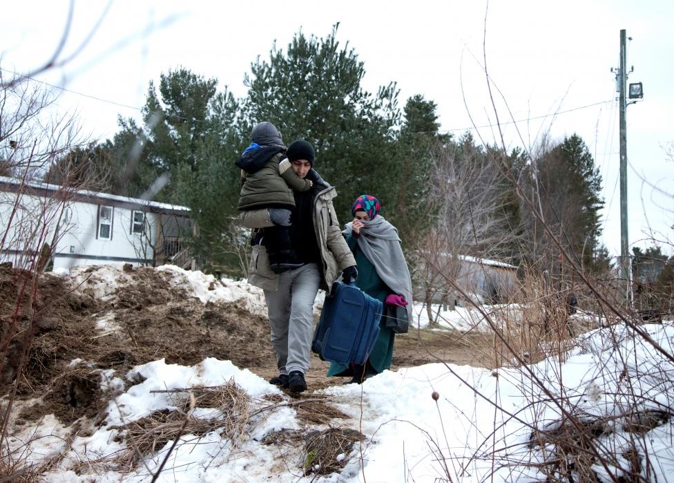 تصاویر | فرار پناهجویان از مرز آمریکا به کانادا با پای پیاده